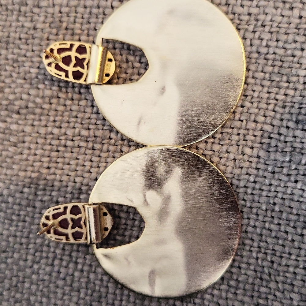 Kendra Scott "Deena" Gold Hoop Earrings in Deep Magenta And Brushed Gold - Picture 3 of 3